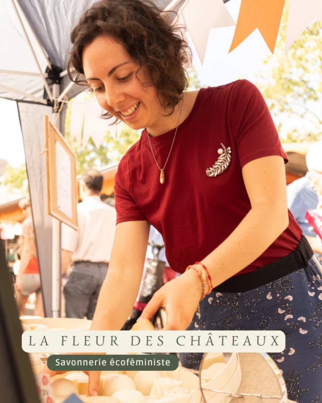 | 𝐀̀ 𝐥𝐚 𝐫𝐞𝐧𝐜𝐨𝐧𝐭𝐫𝐞 𝐝𝐞𝐬 𝐚𝐫𝐭𝐢𝐬𝐚𝐧𝐬 :  La Fleur des Châteaux

L’artisanat comme levier de transformation.

Candice Menant-Fernandez de @la_fleur_des_chateaux, c’est une énergie douce… mais redoutablement puissante. Militante pour le climat et la cause des femmes, elle décide en 2023 de passer à l’action, de ses mains, en créant La Fleur des Châteaux, une savonnerie écoféministe basée dans le Loir-et-Cher.

🌿 Ici, chaque savon est une déclaration. Les savons transmettent des messages engagés, jusque sous la douche. Une base bio, locale, zéro déchet, pensée pour éviter des tonnes de plastique. Un hommage aux femmes inspirantes d’hier et d’aujourd’hui.

Un soutien concret à des associations engagées.

Distribués dans des lieux emblématiques (dont le Château de Chenonceau), ses savons réconcilient beauté, écologie, et message politique. Le projet, plusieurs fois primé, remet du sens et de la conscience dans un geste quotidien.

🗨️ Le mot des organisatrices
"Candice nous rappelle que créer, c’est aussi s’engager. Ses savons sont des manifestes sensoriels, et son regard sur le monde, une force de transformation joyeuse."

📅 Retrouve-la lors de Secrets d’Intérieur les 26 & 27 avril à Huisseau-sur-Cosson.
🌼 Candice présentera ses créations et son univers engagé, poétique et puissant.
Réservez votre place dès maintenant 👉 www.atelierlachaume.com/secretsdinterieur

#ecofeminisme #lafleurdeschateaux #savonnerieartisanale #zerodechet #événementimmersif #faitmain #décorationintérieure #patrimoinevivant #savoirfairefrançais #expérienceunique #designartisanat #loiretcher #slowdesign #secretsdinterieur2025 #handmadefrance #inspirationdéco #créationartisanale #passiondeco #authenticité #régioncentre #blois #sologne