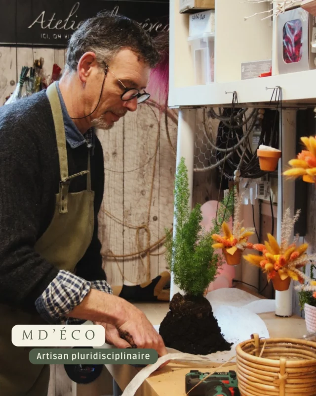 | 𝐀̀ 𝐥𝐚 𝐫𝐞𝐧𝐜𝐨𝐧𝐭𝐫𝐞 𝐝𝐞𝐬 𝐚𝐫𝐭𝐢𝐬𝐚𝐧𝐬 : Michael Dugas

Quand la matière se réinvente sous ses mains.

Peintre, vernisseur, restaurateur… @michaeldugas_deco Michaël, fondateur de MD’éco, maîtrise le geste juste, la matière brute, et l’élégance du détail. Qu’il travaille le bois, le métal ou les végétaux, son exigence reste la même : l’excellence au service du beau et du durable.

🎨 Après avoir collaboré avec de grandes maisons comme Hermès, Nike ou L’Oréal, il crée aujourd’hui des supports sur mesure, des luminaires singuliers, ou redonne vie à des objets anciens avec une précision rare.

🌱 Et ce n’est pas tout… Michaël est aussi maître dans l’art du kokedama, cette technique japonaise qui pare les plantes de sphères poétiques. Une approche zéro déchet, qui relie artisanat et nature dans un équilibre tout en douceur.

🗨️ 𝐋𝐞 𝐦𝐨𝐭 𝐝𝐞𝐬 𝐨𝐫𝐠𝐚𝐧𝐢𝐬𝐚𝐭𝐫𝐢𝐜𝐞𝐬
"Ce qu’on aime chez Michaël ? Sa polyvalence bluffante, son humilité, et sa manière de révéler la beauté dans chaque détail. Un artisan sensible, complet et inspirant."

📅 Retrouvez-le lors de Secrets d’Intérieur les 26 & 27 avril à Huisseau-sur-Cosson.
🌿 Michaël proposera des démonstrations de kokedama (horaires à retrouver sur le site).
🎟️ Réservations : www.atelierlachaume.com/secretsdinterieur

 #kokedama #restaurationmobilier #artisanatdart #événementimmersif #faitmain #décorationintérieure #patrimoinevivant #savoirfairefrançais #expérienceunique #designartisanat #loiretcher #slowdesign #secretsdinterieur2025 #handmadefrance #inspirationdéco #créationartisanale #passiondeco #authenticité #régioncentre #blois #sologne