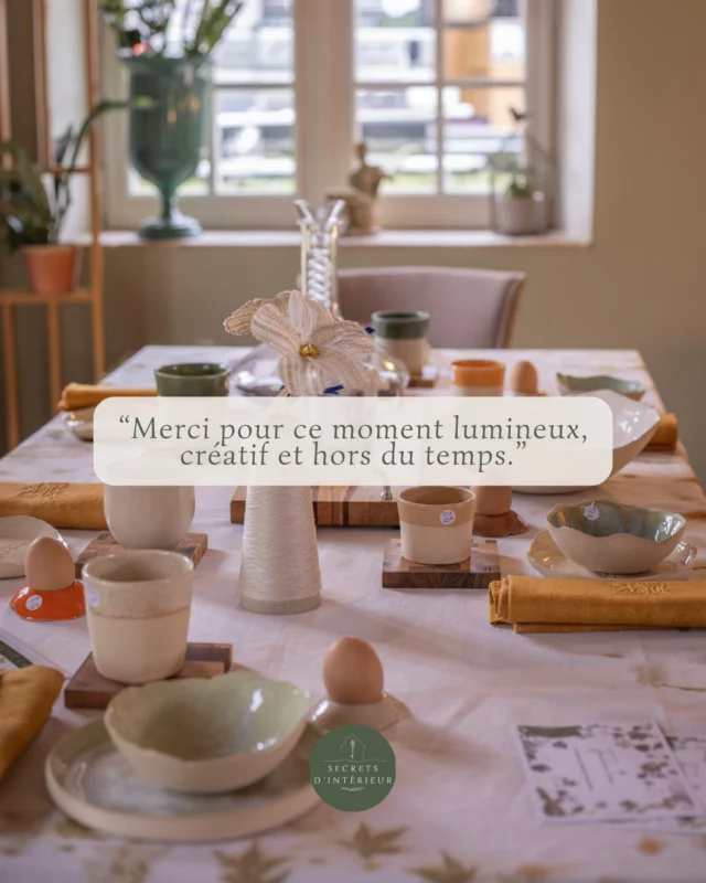 ✨ 𝐃𝐞́𝐣𝐚̀ 𝐮𝐧𝐞 𝐬𝐞𝐦𝐚𝐢𝐧𝐞…

Je relis vos mots dans notre livre d’or, et j’avoue… je suis émue. Tellement de gratitude, de chaleur, de douceur.

Merci à vous, visiteurs de Secrets d’Intérieur, d’avoir pris le temps d’écrire, de ressentir, de partager. Merci d’avoir été là, curieux, bienveillants, émerveillés. Merci d’avoir fait vivre cette maison avec autant d’âme.

Vos retours sont le plus beau cadeau de cette aventure. On a mis tout notre cœur dans cet événement. Et savoir que vous l’avez ressenti… ça nous touche profondément.

💬 Swipez pour découvrir quelques pépites de vos mots doux, récoltés dans notre livre d’or…

Et encore une fois : merci de nous avoir fait confiance 💛

📸@agence.sunshine & @clairevayerphotographe

#secretsdinterieur2025 #livredor #gratitude #artisanatdart #evenementartisanal #scenographie #maisonimmersive #atmospherepoetique #merci