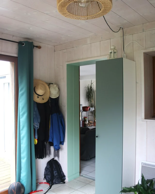 🌿 𝐴𝑝𝑟𝑒̀𝑠 / 𝑈𝑛 𝑒𝑠𝑝𝑎𝑐𝑒 𝑞𝑢𝑖 𝑟𝑒𝑠𝑝𝑖𝑟𝑒 𝑒𝑛𝑓𝑖𝑛

Et si ton entrée devenait ton endroit préféré de la maison ?

Après notre visite conseil, cette entrée à Mont-près-Chambord a changé de visage : des armoires de rangement, un meuble à chaussures pratique, des teintes végétales, un éclairage doux.

Le tout en respectant le style existant et le budget de mes clients. J'ai aimé créer une vraie connexion entre l’extérieur et l’intérieur. C’est ça, ma façon de travailler : douce, ancrée, inspirée par le vivant. Le design biophilique, peut être que tu connais ? 

Tu veux transformer ton chez-toi sans tout casser ? 📩 Contacte Atelier Lachaume pour une visite conseil à Blois ou alentours, et faisons émerger ensemble la beauté de ton espace.

#MontPresChambord #Bloisdéco #AtelierLachaume #visiteconseildéco #décoratriceBlois #aménagementIntérieur #avantrénovation #maisonLoiretCher #entréemaison #blois #coachdeco #decoratricedinterieur #decoratriceblois #decorationdinterieur #decoaddict #passiondeco #loiretcher #lovedeco